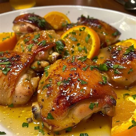 Pechugas de pollo glaseadas con miel y limón en un plato, con limón y miel
