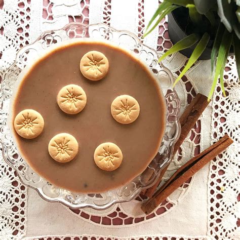 Plato de habichuelas con dulce dominicano decorado con galletas