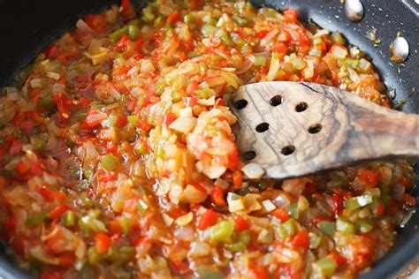 Sofrito con níscalos en una sartén