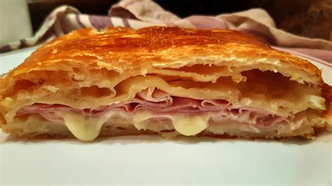 Placa de hojaldre con jamón y queso