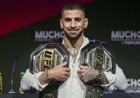 Ilia Topuria posando con el cinturón de campeón de la UFC