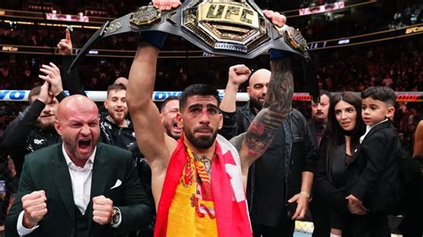 Ilia Topuria celebrando su victoria por KO sobre Alexander Volkanovski