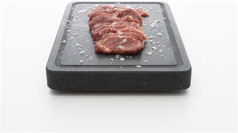 Carne cortada y preparada para asar a la piedra