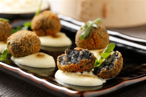 Croquetas de choco en su tinta