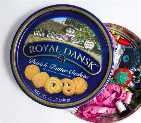 Lata de galletas azul de la abuela convertida en costurero