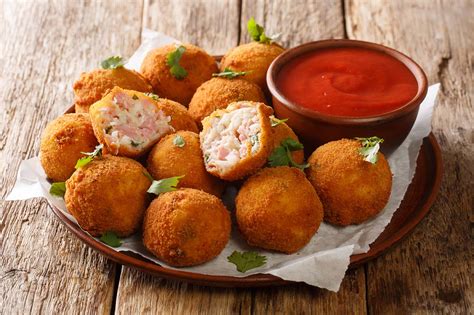 Ingredientes para croquetas de salsa blanca con queso, jamón y acelga