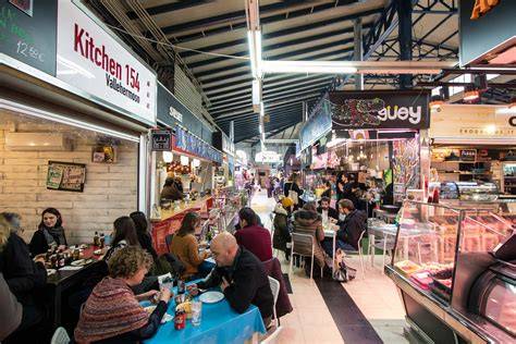 Interior del Mercado de Vallehermoso con diferentes puestos de comida
