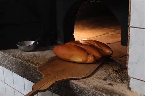 Panes artesanales recién horneados en Cientotreinta Grados