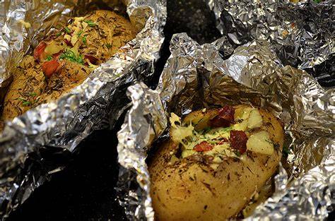 Patatas envueltas en papel de aluminio
