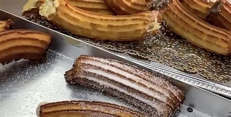 Churros artesanos recién hechos en una chocolatería tradicional