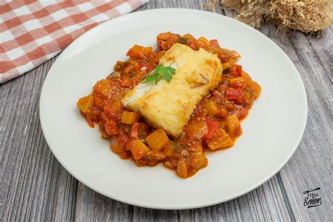 Bacalao con sanfaina en un plato