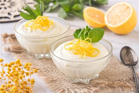 Mousse de limón en vasitos individuales decorados con ralladura de limón