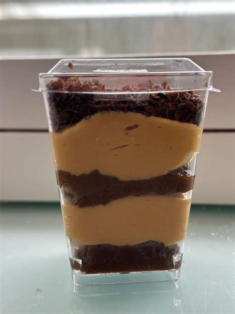 Chocotorta en vaso con capas visibles de galleta y crema