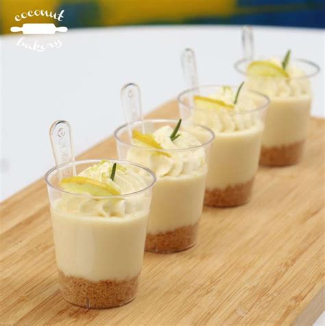 Postre de limón cremoso en un vaso con ralladura de limón