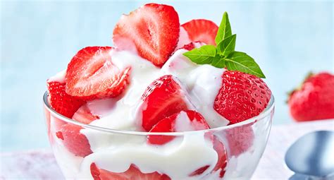Bol de fresas frescas con crema batida