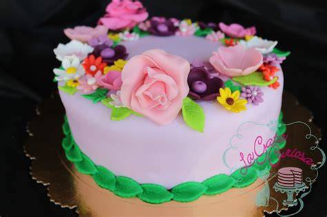 Tarta fondant con decoración elaborada