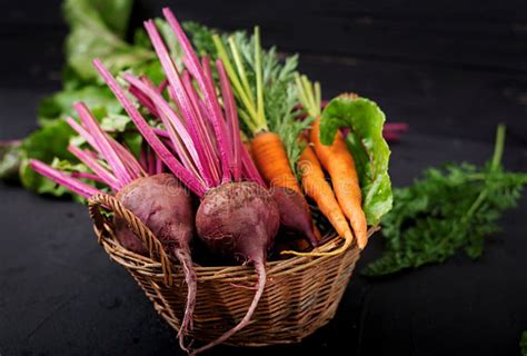 Variedad de remolachas y zanahorias