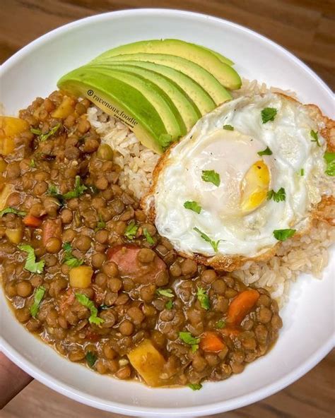 Plato de lentejas vallunas con arroz blanco y aguacate