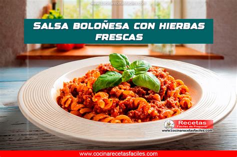 Hojas frescas de albahaca sobre salsa boloñesa