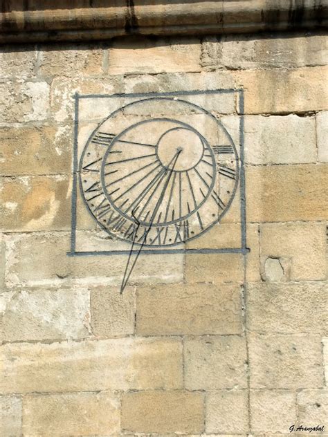 Detalle del reloj de sol en la iglesia de Pino del Río