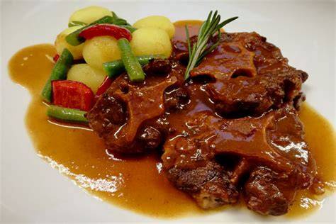 Ingredientes frescos para rabo estofado: rabo, verduras, vino tinto
