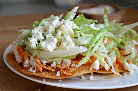 Tostadas de tinga de res listas para servir