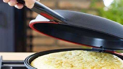 Sartén doble BRA Dupla Premiere en acción, volteando una tortilla