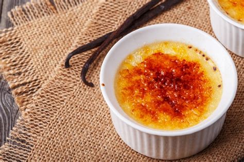 Crème brûlée con azúcar caramelizado