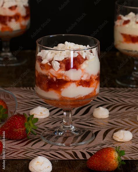 Eton Mess con fresas y merengues