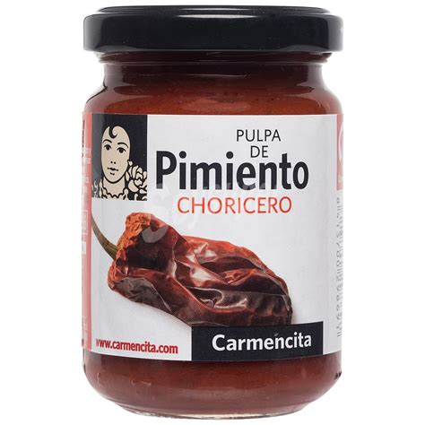 Pimiento choricero rehidratado y pulpa extraída sobre una tabla de cocina