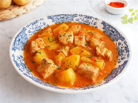 Plato de marmitako con bonito y patatas