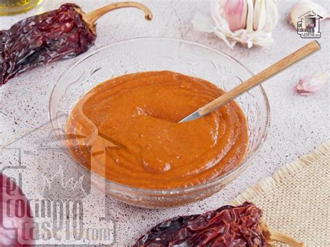 Salsa vizcaína tradicional servida en un cuenco