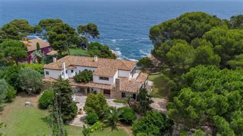 Vista de una mansión de lujo en la Costa Brava