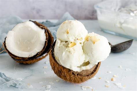 Helado de coco y plátano entre galletas