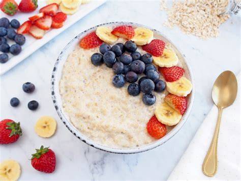 Collage de platos con avena (porridge, galletas, batidos)