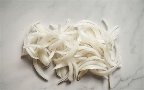 Cebolla cortada en juliana fina lista para la tortilla