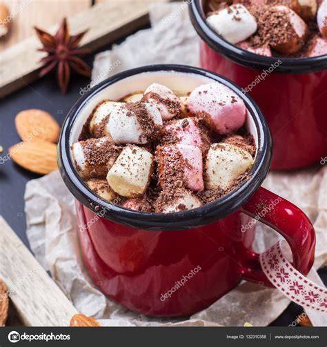 Chocolate caliente con marshmallows de colores