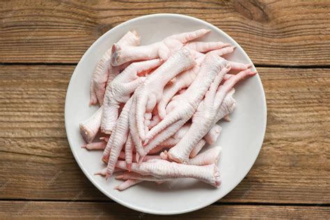 Patas de pollo crudas en un recipiente