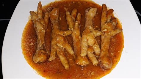 Patas de pollo en salsa de tomate servidas en un plato