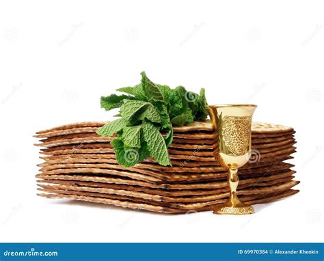 Símbolos de la Pascua judía (Pésaj): matzá, hierbas amargas, cordero
