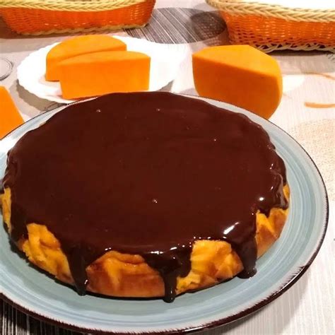 Tarta de queso y calabaza con cobertura de chocolate lista para servir