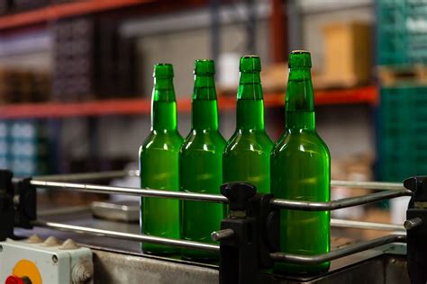 Sidrería con ambiente tradicional asturiano, botellas de sidra en estantes y mesas de madera