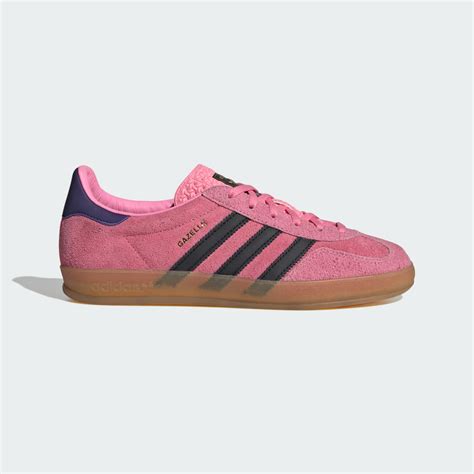 Zapatillas Adidas Gazelle OG salmón en un look casual