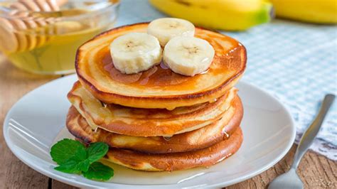 Plato de panqueques de banana con frutas y miel