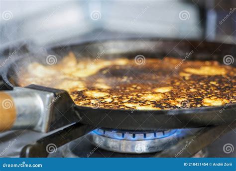 Proceso de cocción de panqueques en sartén