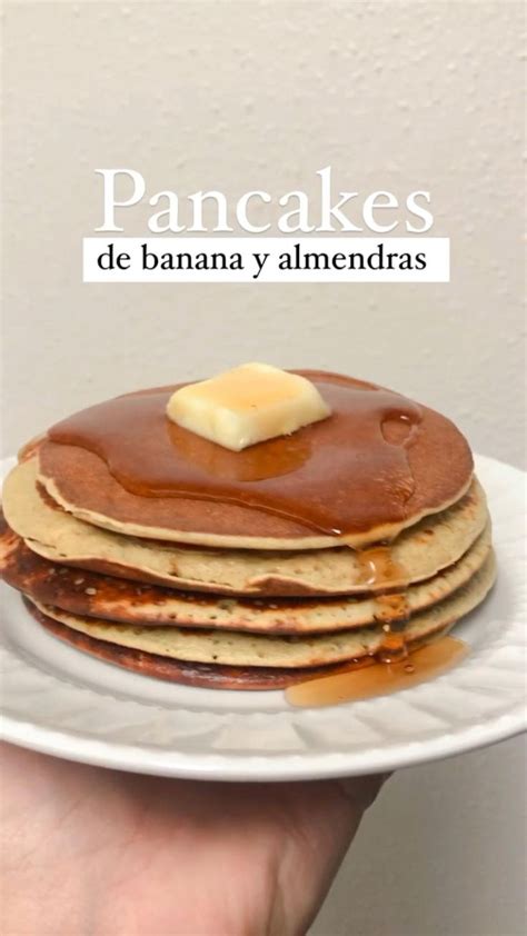 Ingredientes para panqueques de almendras: almendras, huevos, leche, banana