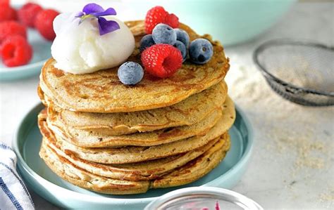 Keto panqueques con frutos rojos y yogur