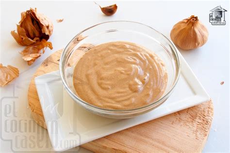 Preparación de mayonesa de ajo negro