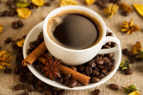 Taza de café con especias como canela y pimienta
