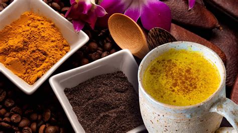 Taza de café con cúrcuma y jengibre